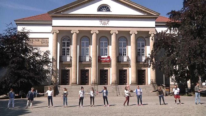 Am Theater vorbei ging es zur neuen Bbliothek (Foto: Angelo Glashagel)