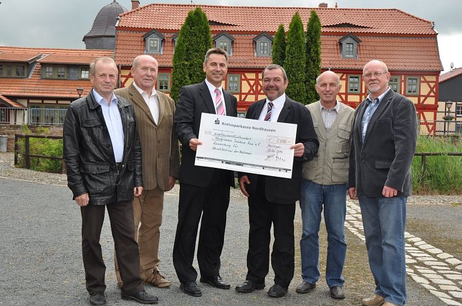 Im Foto v.l.n.r. Harald Karnstedt, ehrenamtlicher Gesch&auml;ftsf&uuml;hrer des F&ouml;rdervereins, Hans-Joachim Arendt, Vorsitzender des Festausschusses in Heringen, Wolfgang Asche, Vorstandsvorsitzender der Kreiss (Foto: Kreissparkasse Nordhausen)