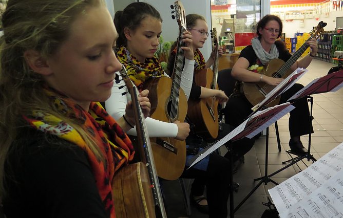 Gitarrenmusik zur Er&ouml;ffnung (Foto: nnz)