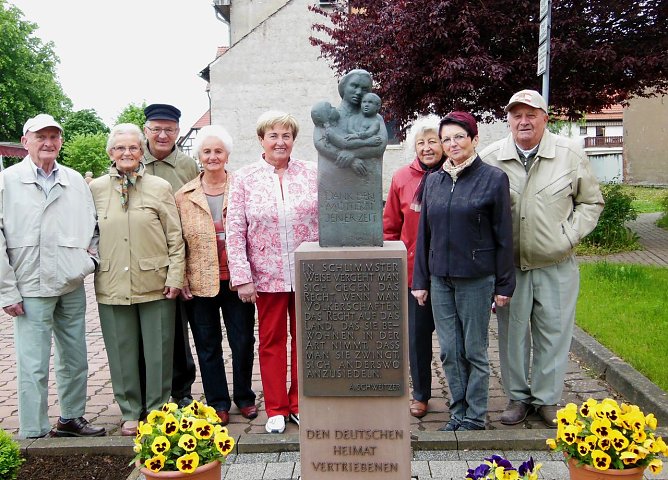 Am Denkmal (Foto: privat)