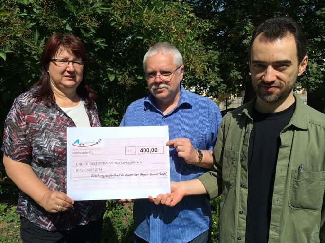 Scheck &uuml;bergeben (Foto: privat)