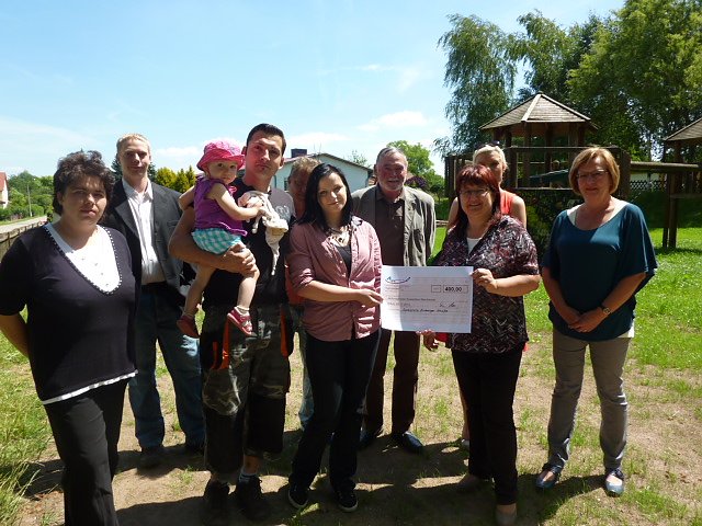 LINKE-Landtagsabgeordnete Diana Skibbe &uuml;berreicht den symbolischen Scheck (Foto: privat)