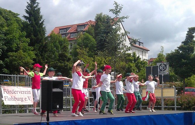 Der Chor der Käthe-Kollwitz-Schule im vorigen Jahr beim Flohburg-Fest (Foto: Flohburg) Der Chor der Käthe-Kollwitz-Schule im vorigen Jahr beim Flohburg-Fest (Foto: Flohburg)
