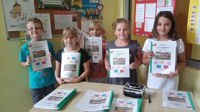 Die AG Schülerzeitung präsentiert die erste Ausgabe (Foto: Grundschule Niedersalza) Die AG Schülerzeitung präsentiert die erste Ausgabe (Foto: Grundschule Niedersalza)