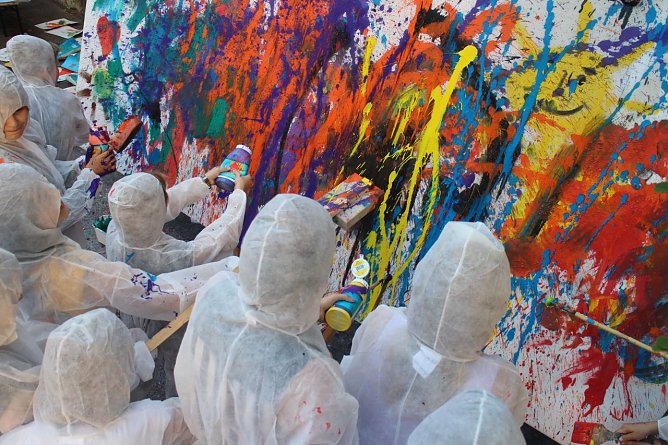 Die Farbe flog zum Beat der Trommeln (Foto: Angelo Glashagel)