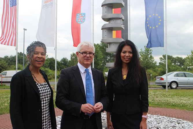 von links: Lori Cooper, Bernd Gulden, Christina Sevilla (Foto: Angelo Glashagel) von links: Lori Cooper, Bernd Gulden, Christina Sevilla (Foto: Angelo Glashagel)