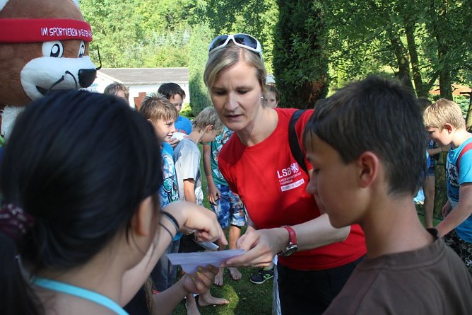 Anette Skujin half bei der Auswertung (Foto: Angelo Glashagel)