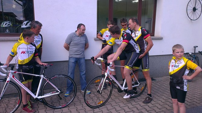 Kinderrennräder übergeben (Foto: privat) Kinderrennräder übergeben (Foto: privat)