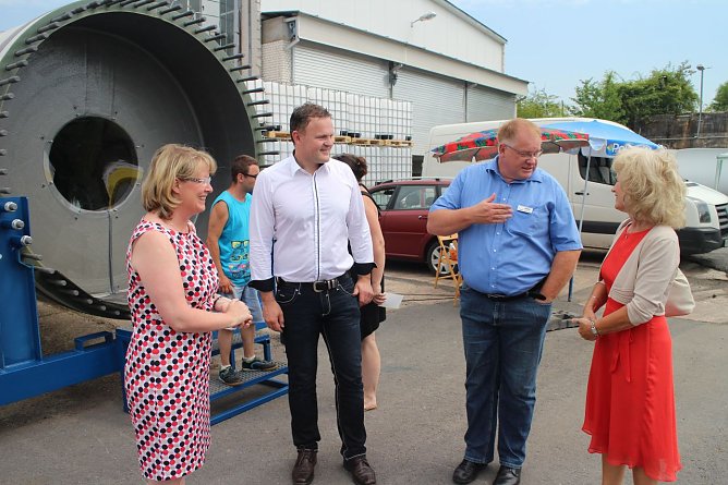 v.l. Staatssekret&auml;rin Inge Klaan, Prof. J&ouml;rg Wagner, Gesch&auml;ftsf&uuml;hrer Carsten Zaremba, Landr&auml;tin Birgit Keller (Foto: Angelo Glashagel)