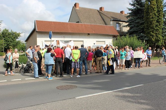Demo &uuml;ber Bundesstra&szlig;e 4 in Greu&szlig;en gezogen (Foto: Karl-Heinz Herrmann)