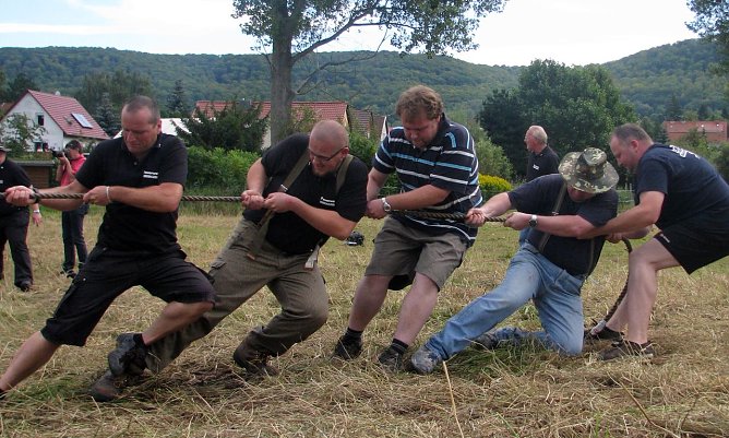 Tauziehen &uuml;ber die Wipper (Foto: Michael Randel)