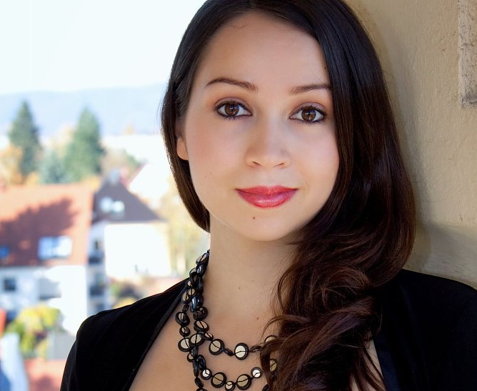 Elena Puszta singt in der Operngala Ausschnitte aus Manon (Foto: Anja Daniela Wagner)