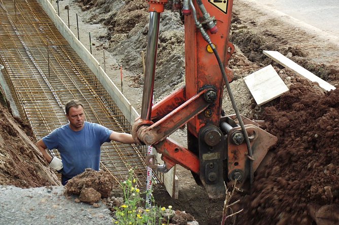 Der  Bagger beim Aushub des Erdreiches.   (Foto: Kurt Frank)