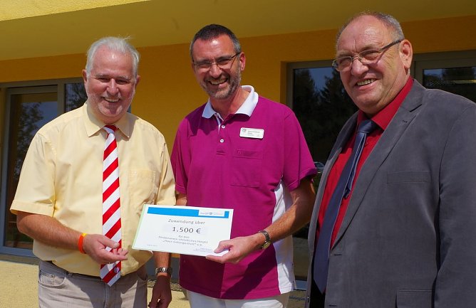 Bescheid &uuml;bergeben - von links: Reinholz, Wisch, Primas (Foto: Matthias Sch&uuml;ler)