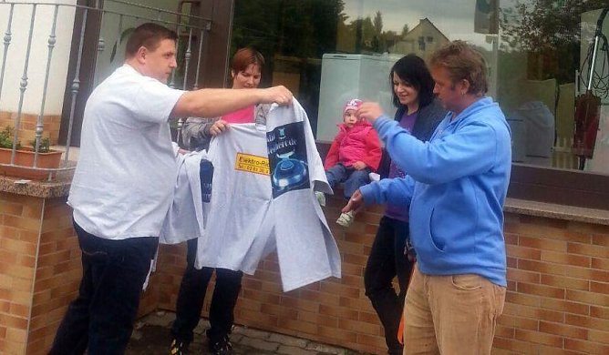 T-Shirts übergeben (Foto: privat) T-Shirts übergeben (Foto: privat)