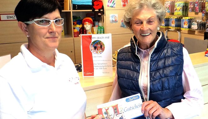 Gutschein übergeben (Foto: Badehaus Nordhausen GmbH) Gutschein übergeben (Foto: Badehaus Nordhausen GmbH)