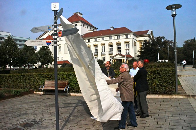 Der Wegweiser wird enth&uuml;llt (Foto: Angelo Glashagel)