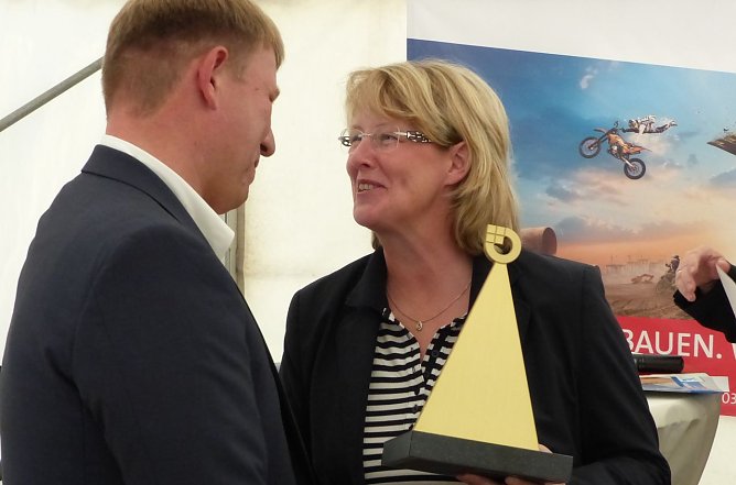 Inge Klaan &uuml;bergibt den Unternehmerpreis (Foto: nnz)