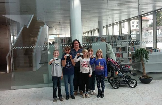 Besuch in der neuen Bibliothek (Foto: privat) Besuch in der neuen Bibliothek (Foto: privat)