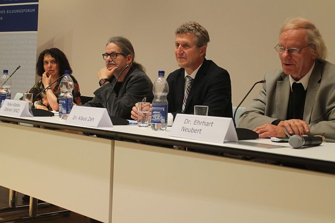 Das Podium v.l.: Regisseurin Freya Klier, Moderator Peter Stefan Greiner, Oberb&uuml;rgermeister Dr. Klaus Zeh, Theologe Dr. Ehrhart Neubert (Foto: Angelo Glashagel)