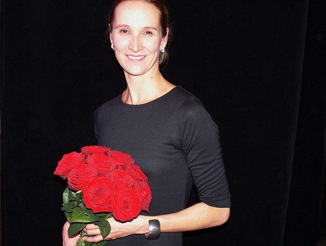 Rote Rosen erhielt Ballettdirektorin Jutta Ebnother von ihrer Kompanie (Foto: Birgit Susemihl)
