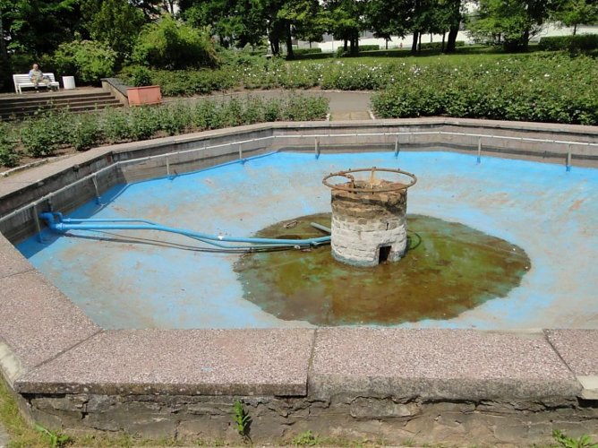 Der alte Brunnen ist schon lange trocken (Foto: privat)