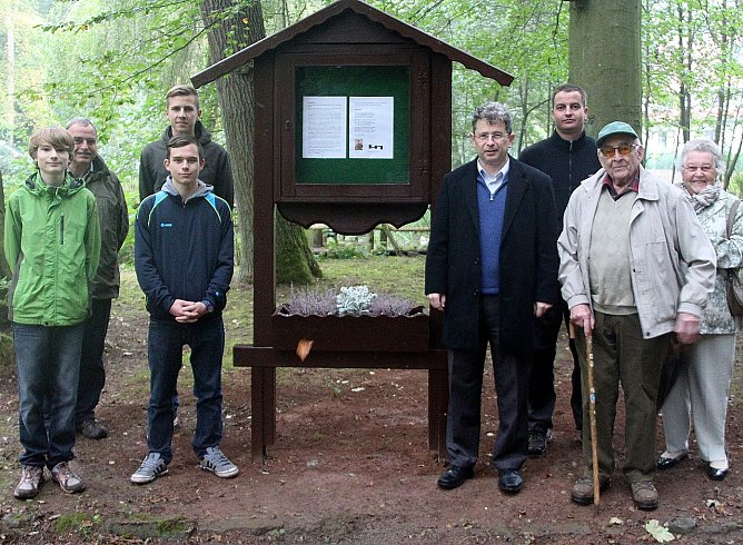 Tafel &uuml;bergeben (Foto: privat)
