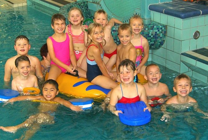 Schwimmkurs (Foto: Wernsdorf) Schwimmkurs (Foto: Wernsdorf)