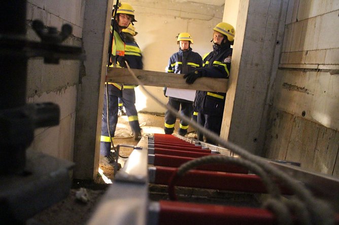 Zuerst muss der Fahrstuhlschacht &uuml;berwunden werden (Foto: Angelo Glashagel)