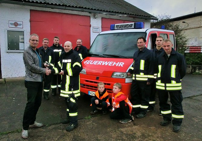 Der Neuzugang f&uuml;r Haferungen erfreut die Kameraden von der Freiwilligen Feuerwehr (Foto: Gemeinde Werther)