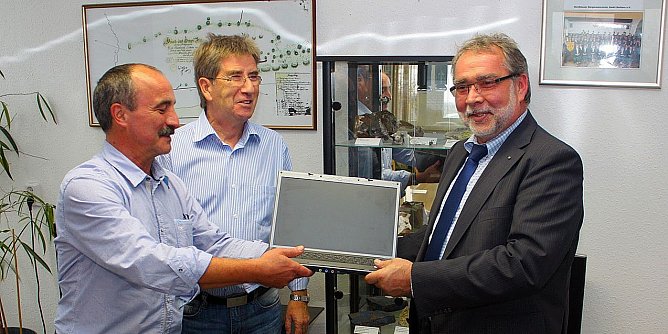 &Uuml;bergeben und gedankt (Foto: M. Wiegleb)