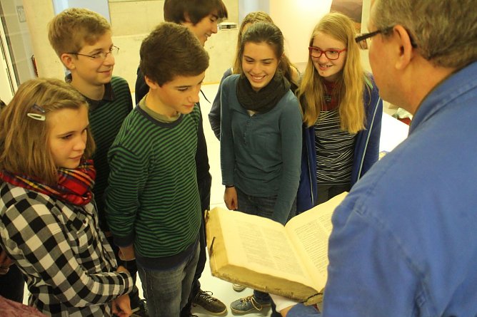 Sch&uuml;ler des Humboldt Gymnasiums durften als erste die alten B&uuml;cher begutachten (Foto: Angelo Glashagel)