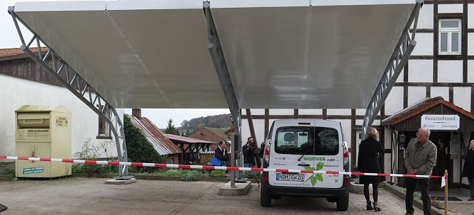 M&auml;chtig gewaltig das Sonnencarport (Foto: nnz)