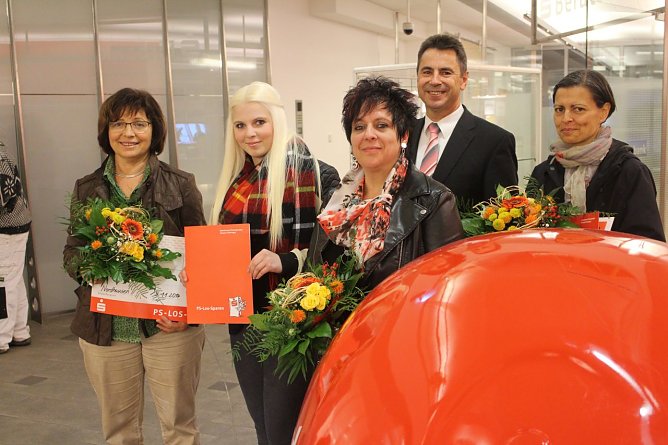 Monika Port, Frau Giesecke in Begleitung ihrer Tochter, Sparkassenvorsitzender Asche und Silke Schwarzkopf (Foto: Angelo Glashagel)