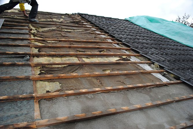 So sieht es unter vielen Dacheindeckungen aus � und damit wird die W&auml;rmed&auml;mmung nach der EnEV 2014 nach DIN 4108-2: 2013-02 nicht erf&uuml;llt. Au&szlig;erdem wird teure Energie unn&ouml;tig verheizt. (Foto: Harald Friedrich)