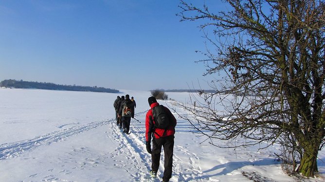  Beim "Advents-Hunderter" des Jahres 2010 stapften die Wanderer stellenweise durch mehr als 20 cm tiefen Schnee. Hier liegt der Start in Halle erst 3 Kilometer hinter ihnen. (Foto: Bodo Schwarzberg)