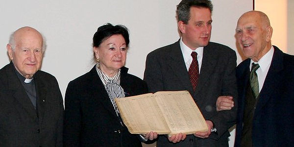 Totenbuch in Paris übergeben (Foto: Stiftung) Totenbuch in Paris übergeben (Foto: Stiftung)