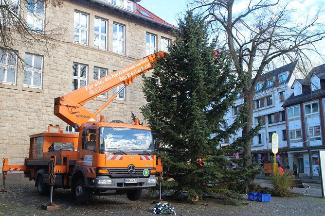 Traditioneller aber nicht minder Eindrucksvoll: der Weihnachtsbaum auf dem Nordh&auml;user Rathausplatz (Foto: Angelo Glashagel)