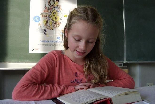 Hatte am Ende die Nase vorn: Antonia Winkler aus der Klasse 6/2 gewinnt den Vorlesekrimi am Herder-Gymnasium (Foto: privat)