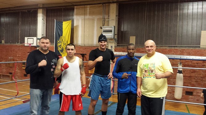 Der Russe Vladimir Ivanov (Mitte) und Clarence Goyeram aus Schweden (2.v.r.) bereiten sich auf den R&uuml;ckkampf beim BC Straubing in Nordhausen vor. (Foto: Sandra Arm)