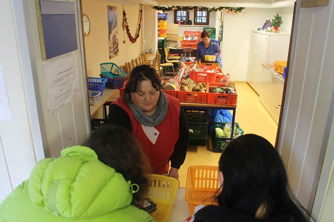 Nicht nur Migranten, auch viele Einheimische stehen bei der Tafel Schlange, wenn der Geldbeutel den Einkauf im Supermarkt nicht mehr zul&auml;sst (Foto: Angelo Glashagel)