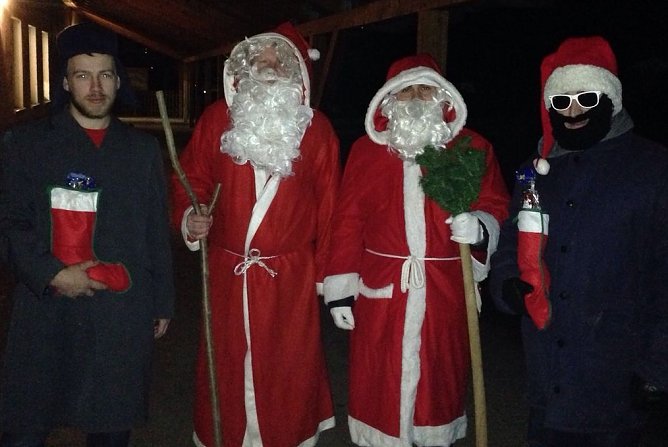 Nikolaus in seine Helfer in Windehausen (Foto: privat)