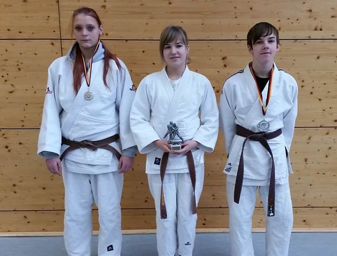 v.l.n.r. Stine Seifert 2. Platz, Anna-Lena Goetze 1. Platz und Alexander Trinks 2. Platz (Foto: J&ouml;rg Viehst&auml;dt)