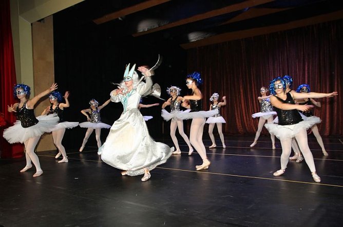 Schneek&ouml;nigin begeistert Gro&szlig; und Klein. (Foto: G&uuml;nter Herting)