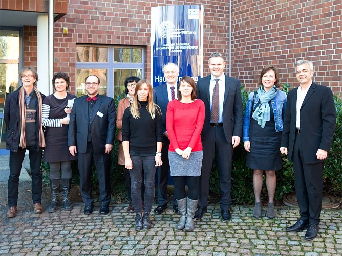 Gruppenfoto vor der Vertragsunterzeichnung: Reinhard Strecker, Susanne Krosse, Dr. Christian Sch&auml;fer, Petra K&ouml;chel, Jeanne Siede, Frank B&ouml;hning, Juliane Probst, Prof. Dr. J&ouml;rg Wagner, Prof. Dr. Cordula Borbe und Prof. Dr. Markus Steffens (v.l.n.r.) (Foto: Fachhochschule Nordhausen)