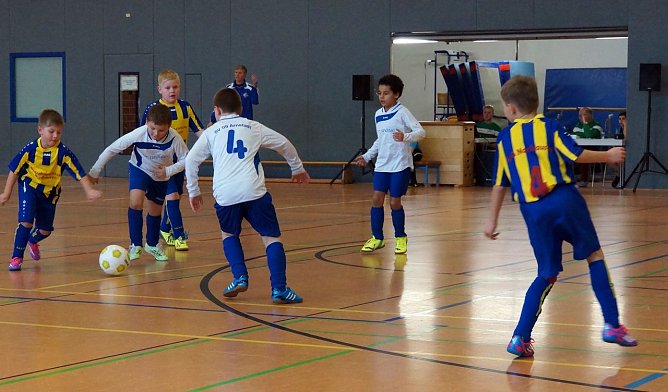Von links nach rechts unsere drei Offensivspieler (gelbblaues Trikot) Maurice-Elias M&uuml;ller, Julian Reinsch u. Lio-Nils Heller, die sich die Tore zum 5:0 gegen Arnstadt teilten. (Foto: privat)