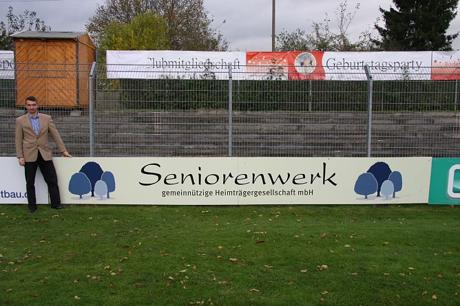 Gut sichtbar f&uuml;r Fans und Zuschauer - der neue Sponsor des FSV Wacker 90 Nordhausen, das Seniorenwerk (Foto: Kathrin Oppernberger)