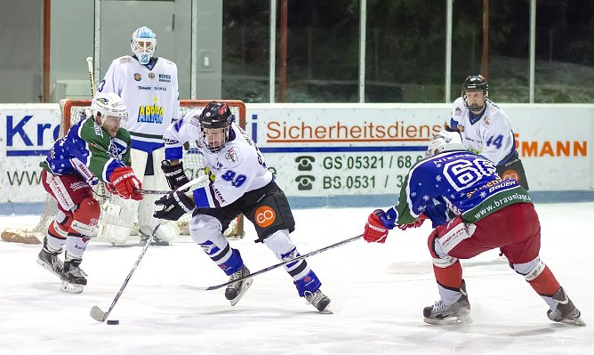 Fr&uuml;h attackiert (Foto: Brandes / Sportfotos BS)