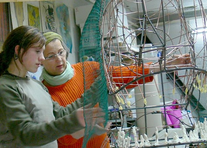 Saurier am Theater (Foto: Wolfgang Kurima Rauschning)