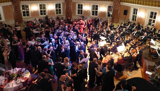 Tanzen zur Musik des Loh-Orchesters (Foto: Birgit Susemihl) Tanzen zur Musik des Loh-Orchesters (Foto: Birgit Susemihl)